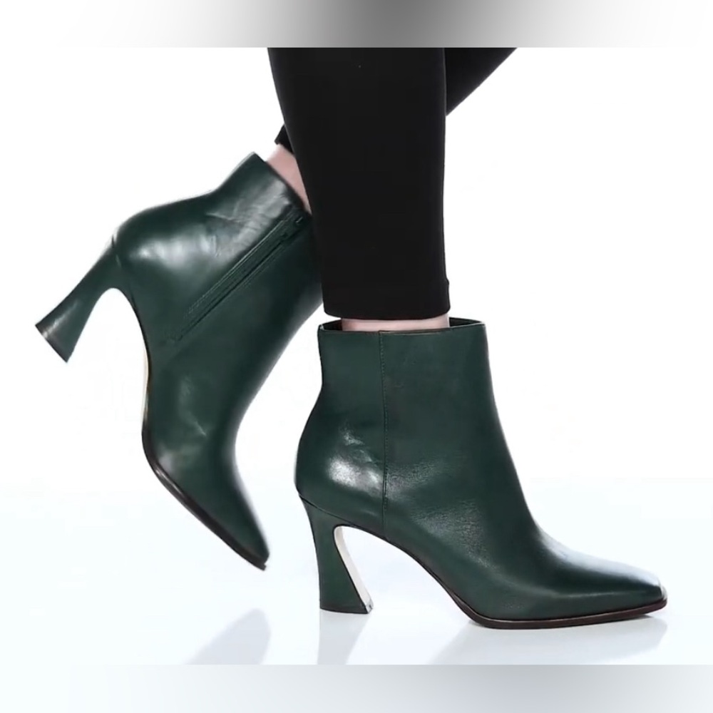 NWOT- Bernardo ‘Bowery’ Leather Ankle Bootie